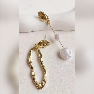 Fashion Jewelry Asymmetric Dangle Earrings in Gold Tone Faux Pearls Accent